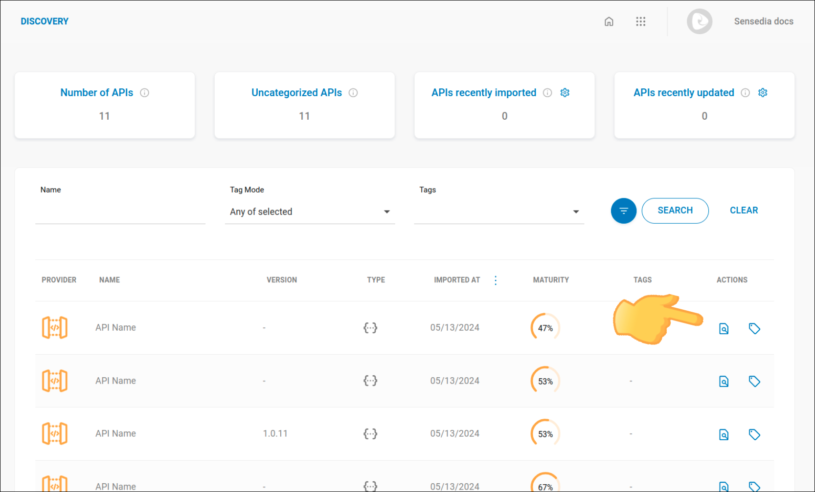 captura de pantalla con lista de APIs e indicación de dónde hacer clic para ver los detalles de la API seleccionada