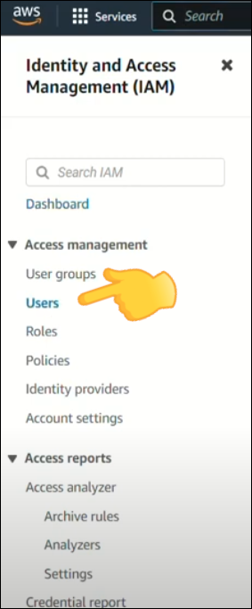 pantalla del panel de gestión AWS con énfasis en la opción Users